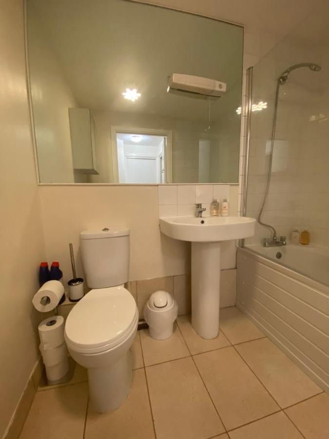 Comfy 2 Bed Flat With Free Parking, Close To Tube Appartement *
