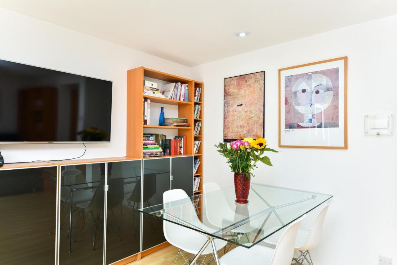 Modern 4 Bedroom Terraced House By The Thames London