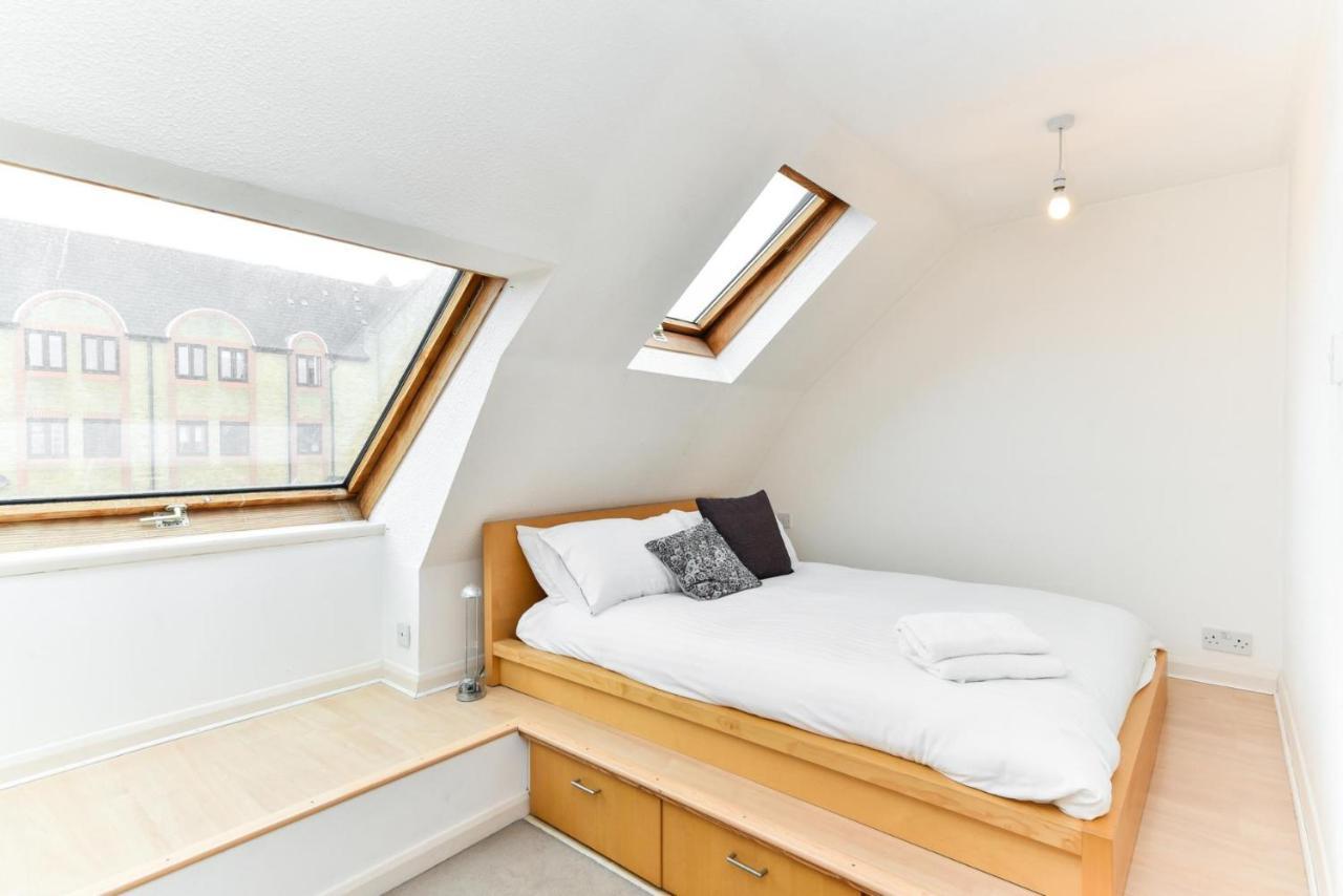 Modern 4 Bedroom Terraced House By The Thames *