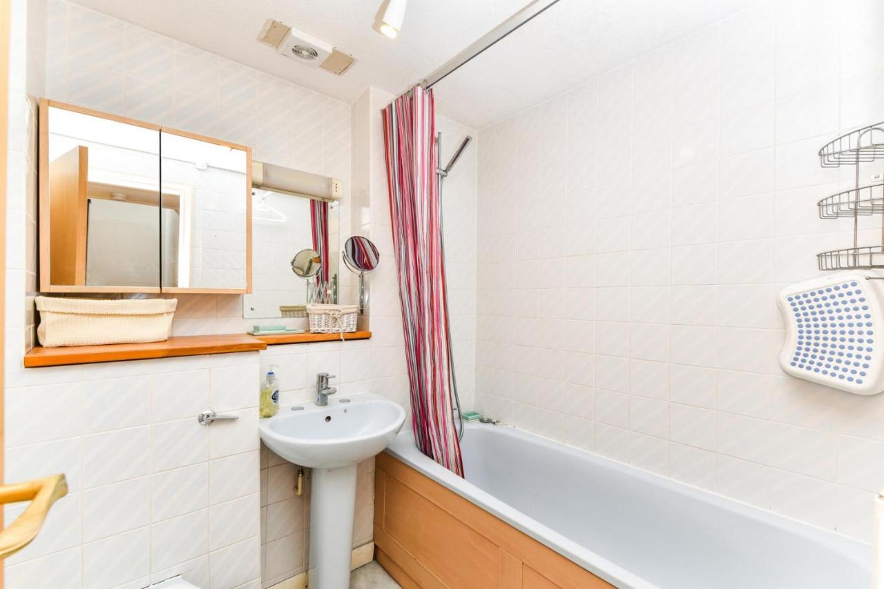 Modern 4 Bedroom Terraced House By The Thames
