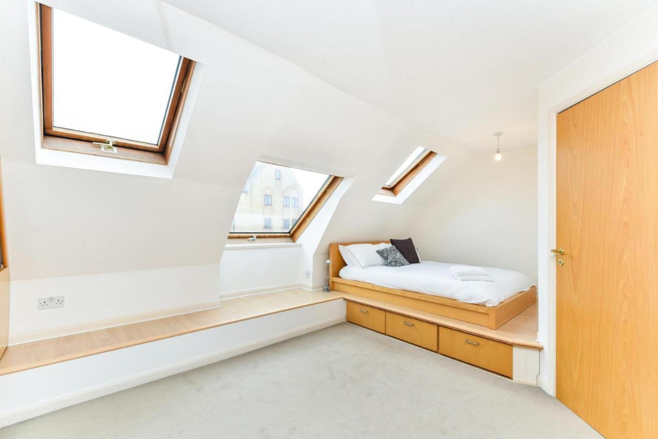 Modern 4 Bedroom Terraced House By The Thames Apartment London
