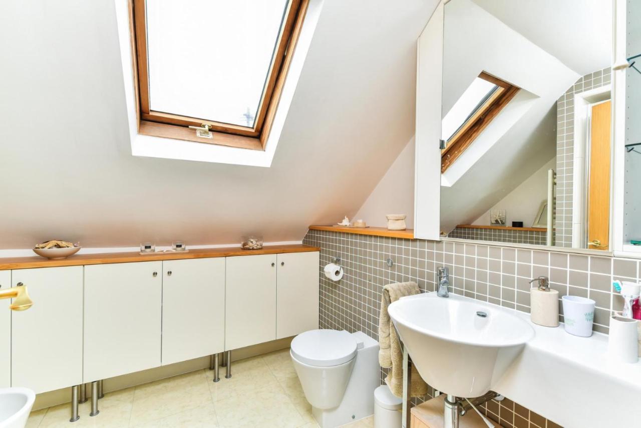 Modern 4 Bedroom Terraced House By The Thames Apartment