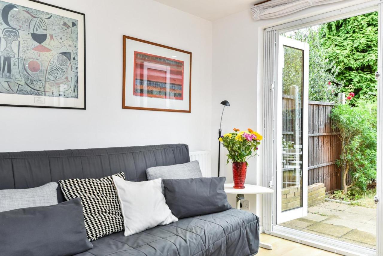 Modern 4 Bedroom Terraced House By The Thames London