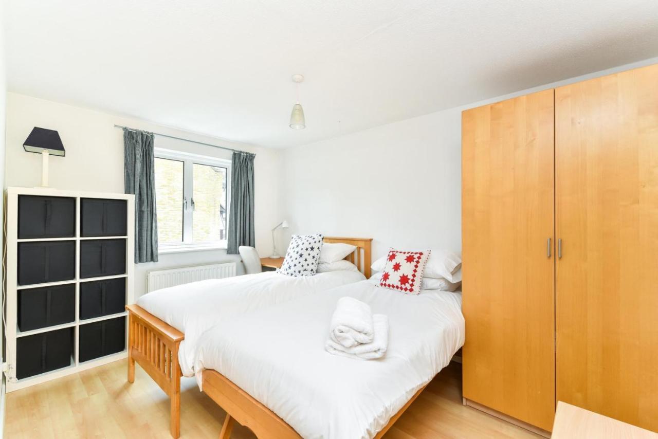 Modern 4 Bedroom Terraced House By The Thames Apartment