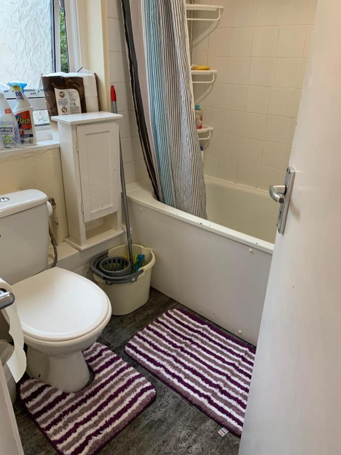 Amazing And Lovely 2- Bedroom First Floor Flat Lägenhet