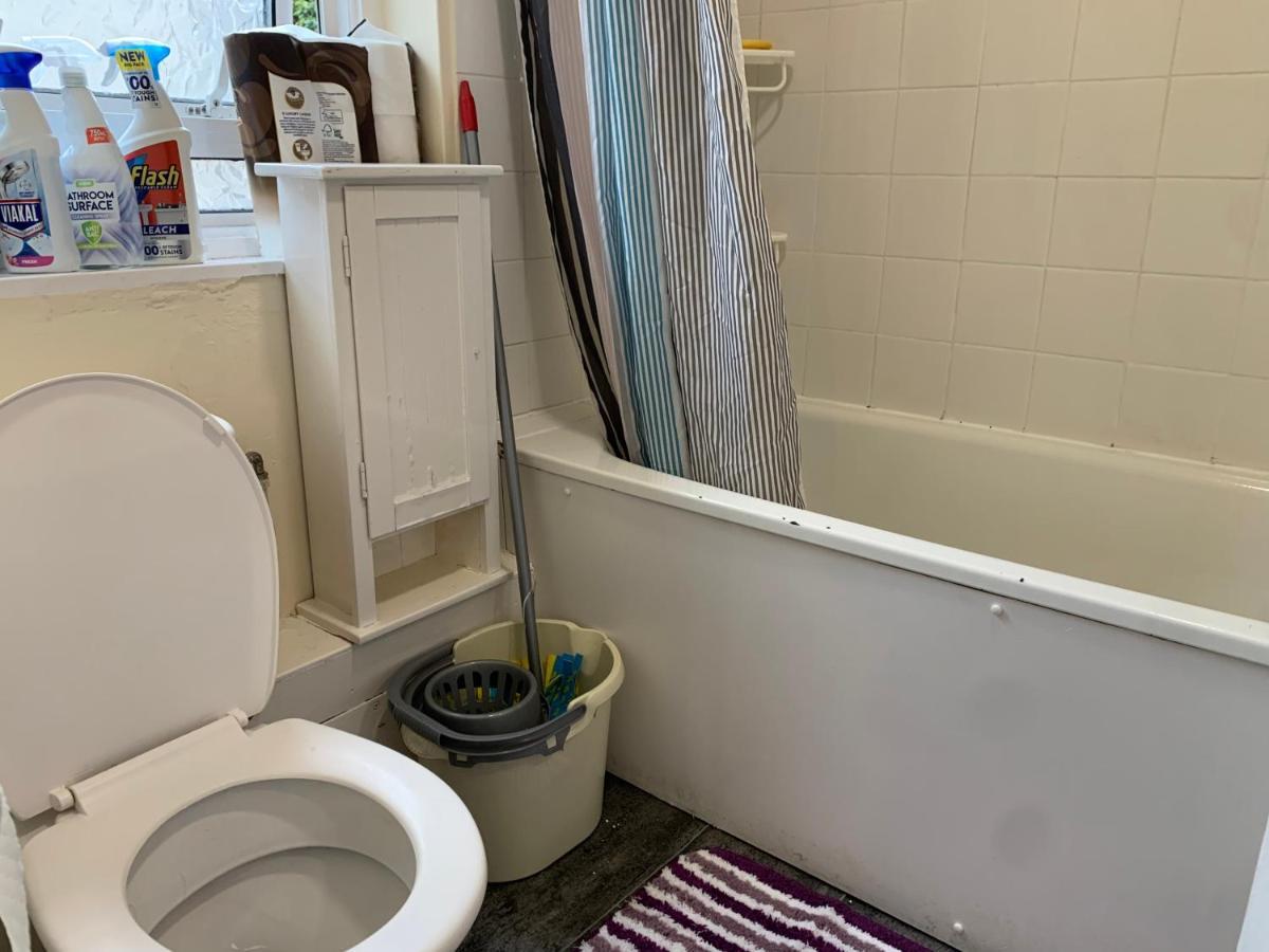 Amazing And Lovely 2- Bedroom First Floor Flat Lägenhet