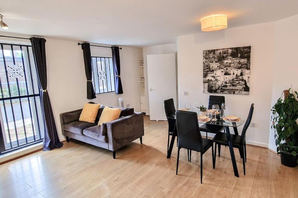 Comfy 2 Bed Flat With Free Parking, Close To Tube * Londres