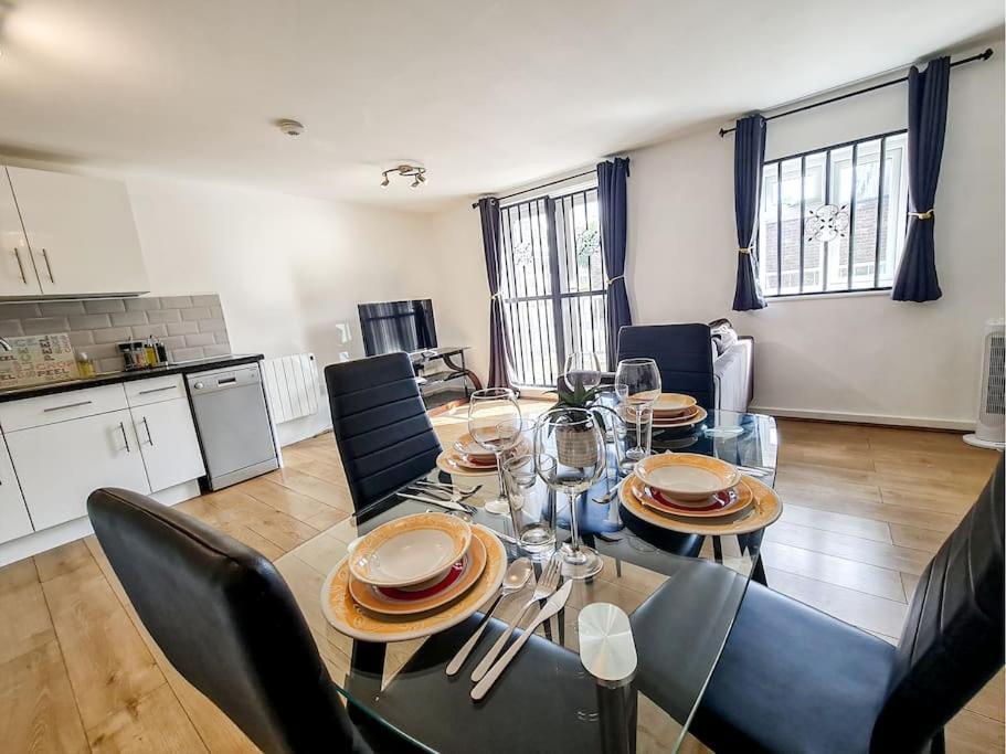 Comfy 2 Bed Flat With Free Parking, Close To Tube Londres