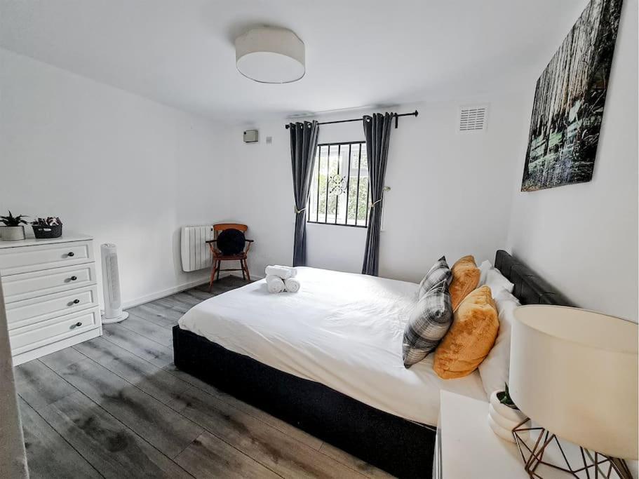 Comfy 2 Bed Flat With Free Parking, Close To Tube *