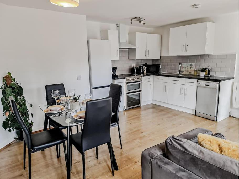 Comfy 2 Bed Flat With Free Parking, Close To Tube Londres