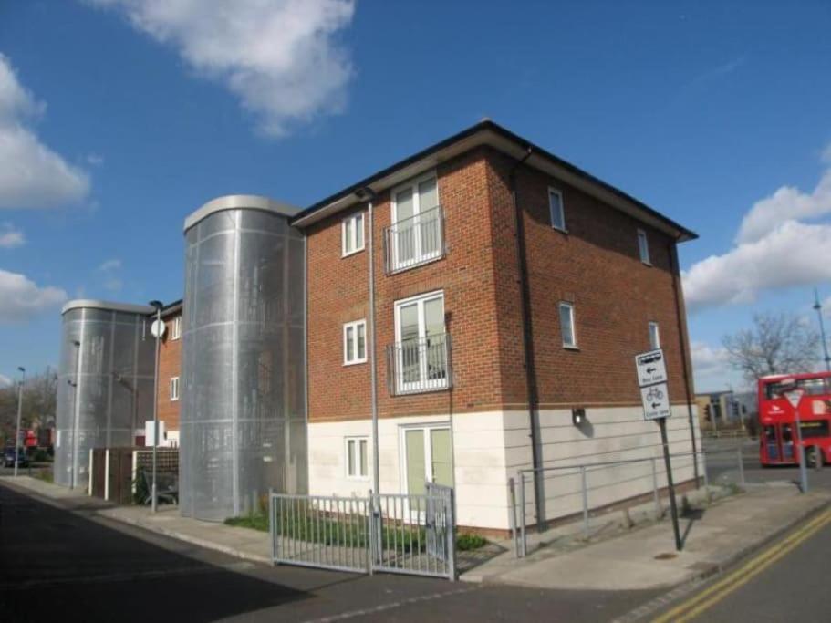 Comfy 2 Bed Flat With Free Parking, Close To Tube * Londres