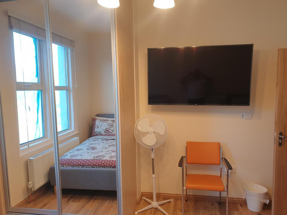 Luxury Spacious 2 Bedroom 4 Mins From Ilford Stn. Free Parking * Londra