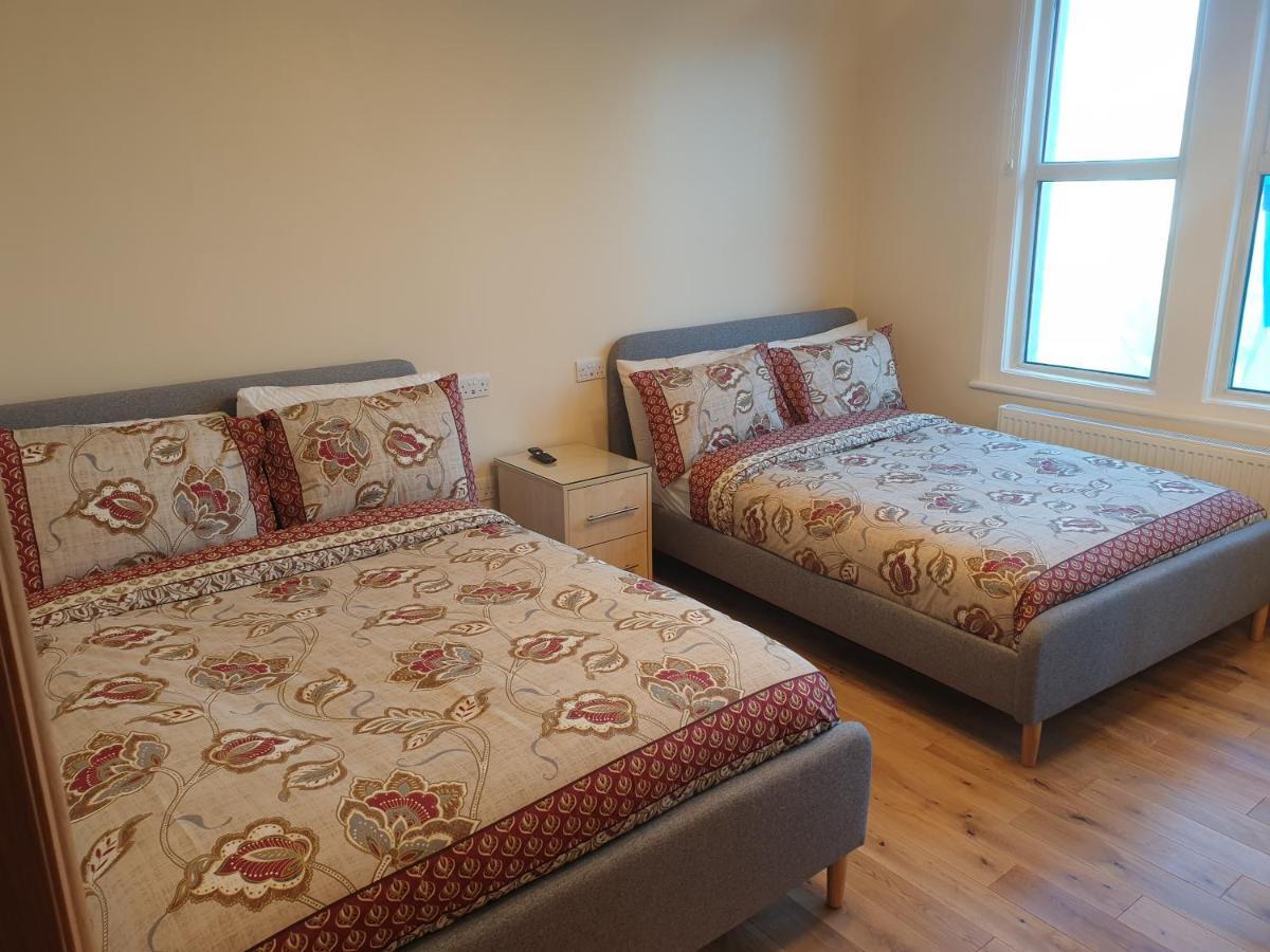 Luxury Spacious 2 Bedroom 4 Mins From Ilford Stn. Free Parking Londra