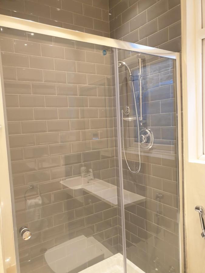 Luxury Spacious 2 Bedroom 4 Mins From Ilford Stn. Free Parking Appartamento