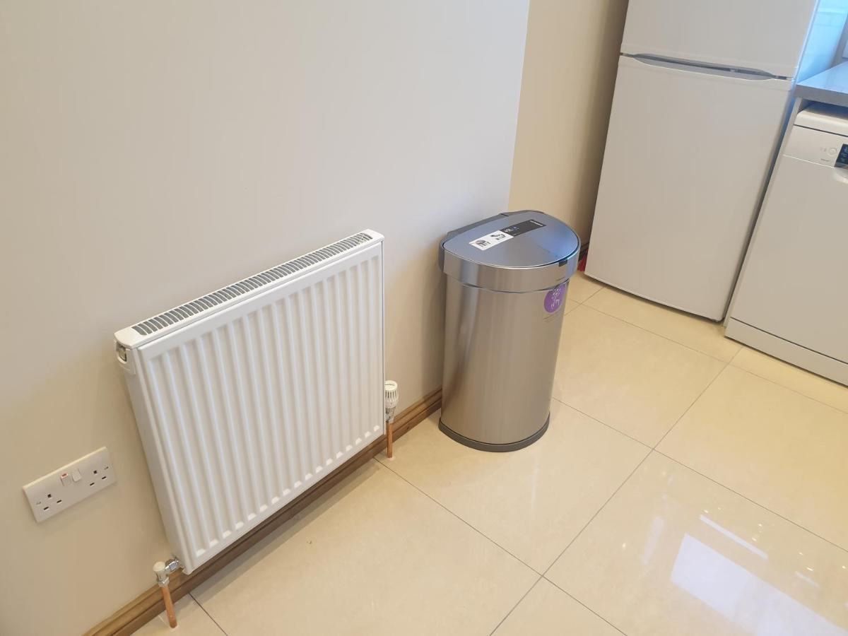 Luxury Spacious 2 Bedroom 4 Mins From Ilford Stn. Free Parking Appartamento Londra