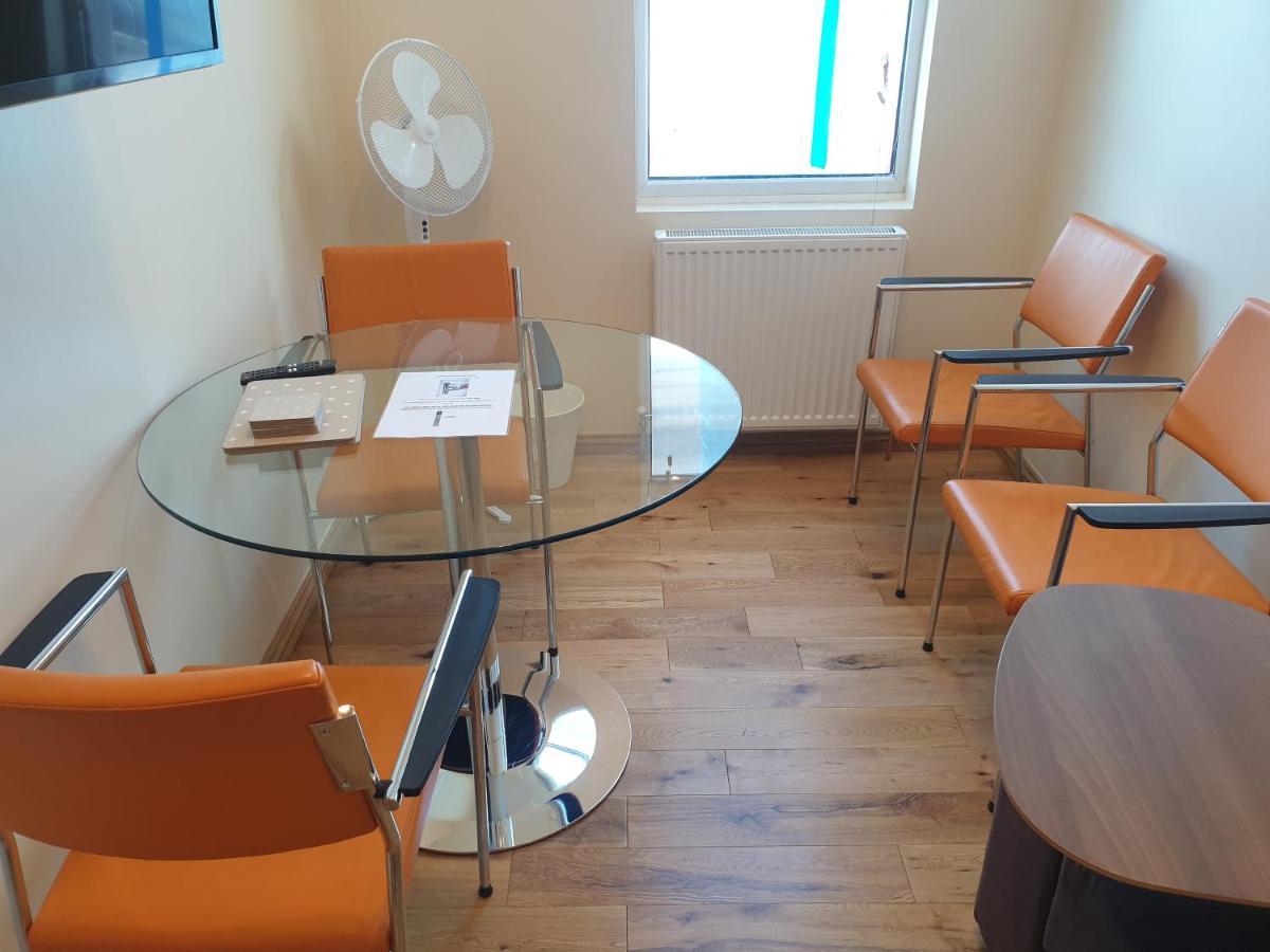 Luxury Spacious 2 Bedroom 4 Mins From Ilford Stn. Free Parking Appartamento