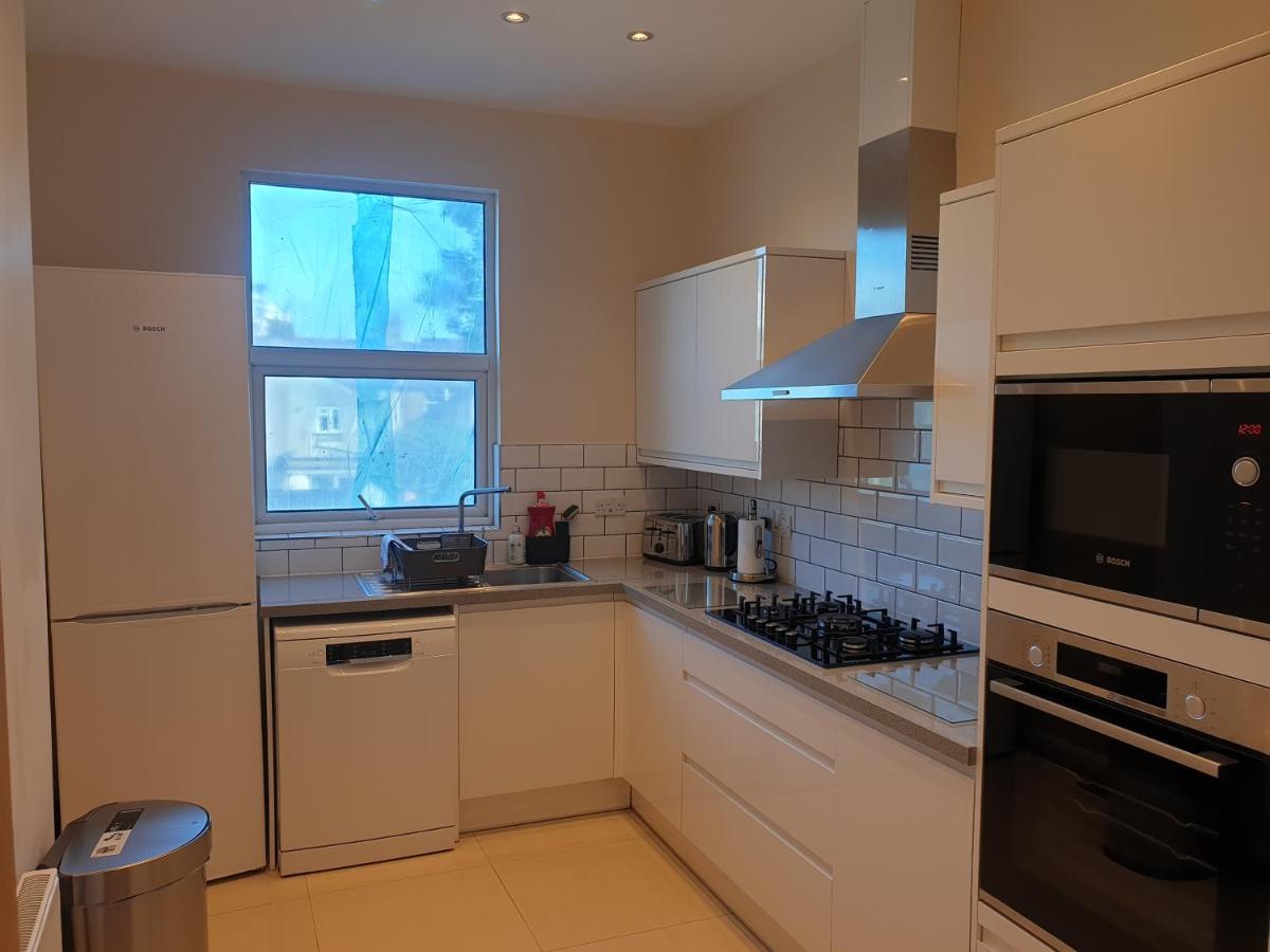 Luxury Spacious 2 Bedroom 4 Mins From Ilford Stn. Free Parking Londra