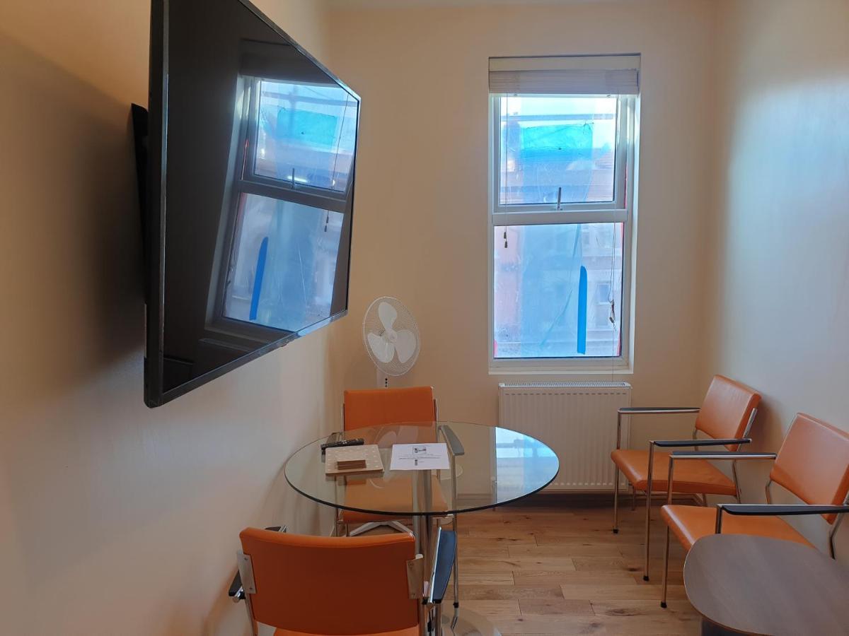 Luxury Spacious 2 Bedroom 4 Mins From Ilford Stn. Free Parking Appartamento
