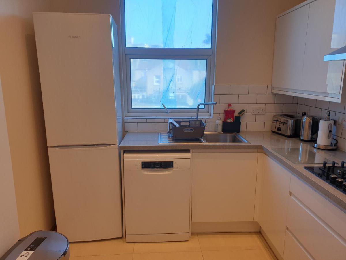Luxury Spacious 2 Bedroom 4 Mins From Ilford Stn. Free Parking Appartamento *