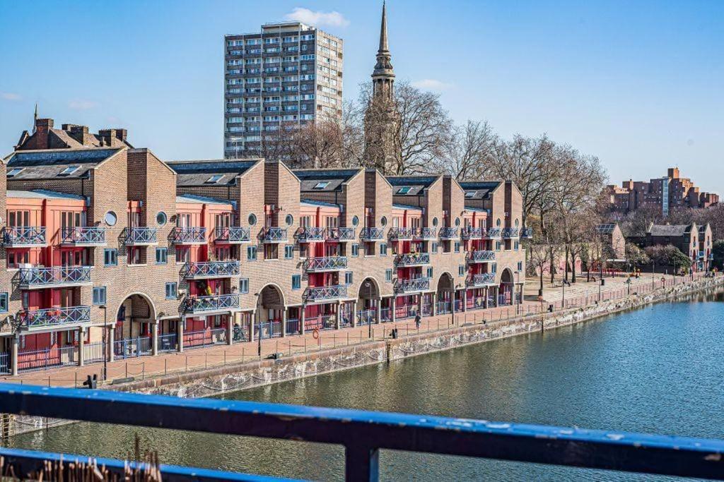 Riverview With Parking Lejlighed London