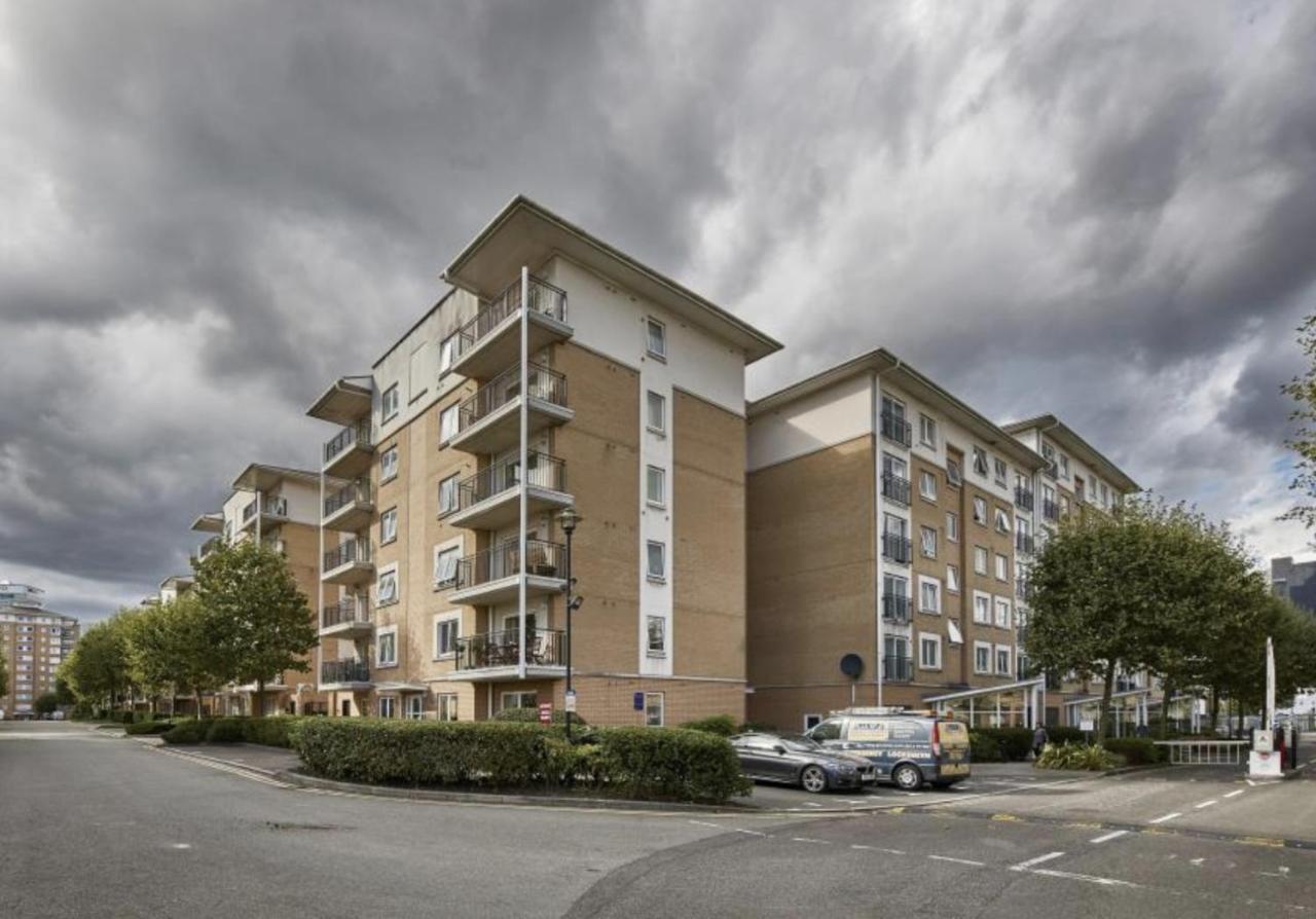 Canary Wharf O2 Excel Flat With Parking & Balcony * London
