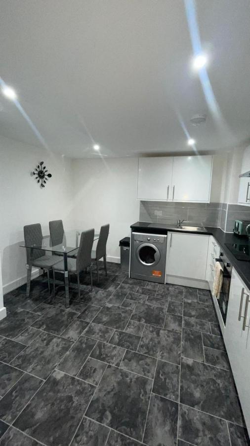 2 Bed Luxury In Old Kent Road Apartment *