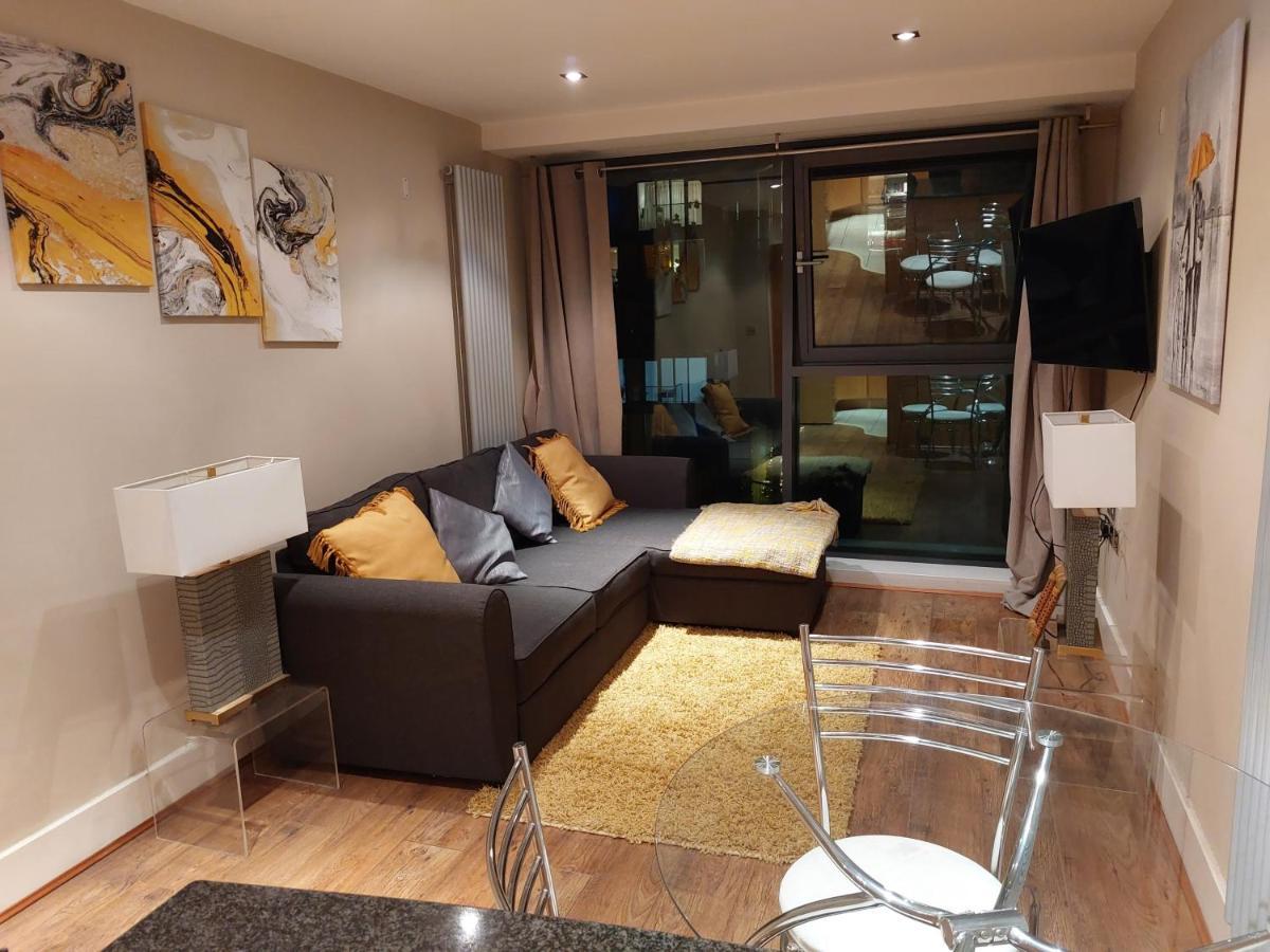 One Bed Stylish Apartment, Canary Wharf, * Londen