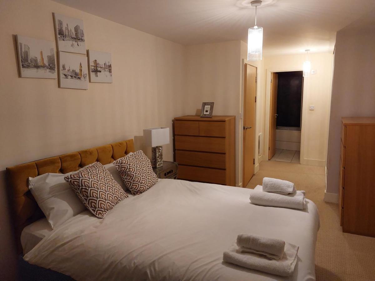 One Bed Stylish Apartment, Canary Wharf, * Londen