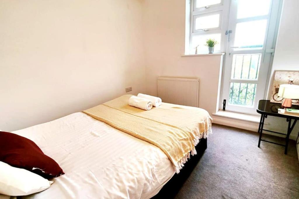 Aldgate Flats In E1. *