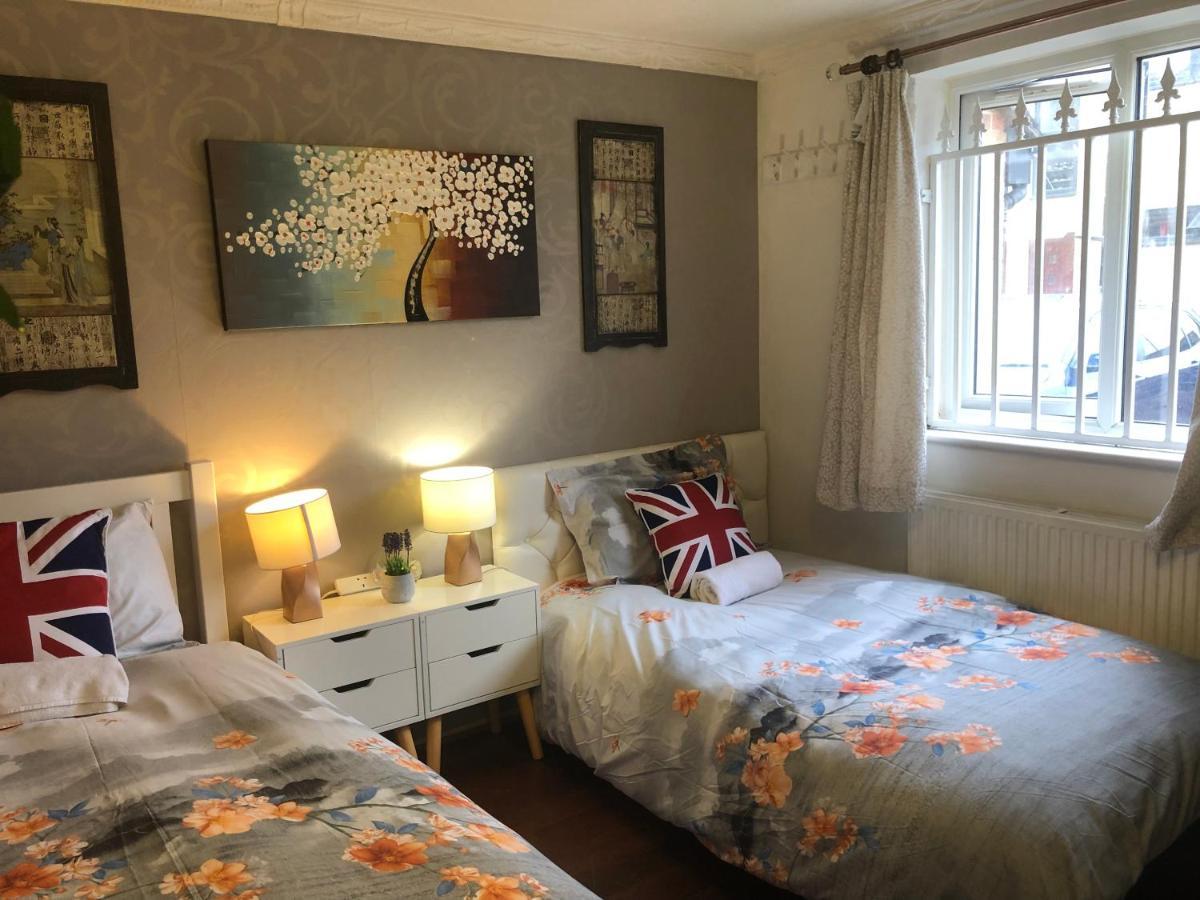 Feriehus Cheerful 4 Bedroom House With Garden Free Parking *