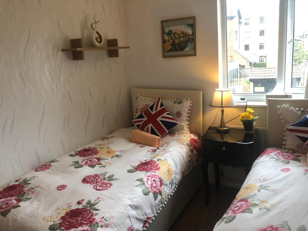 Cheerful 4 Bedroom House With Garden Free Parking Feriehus