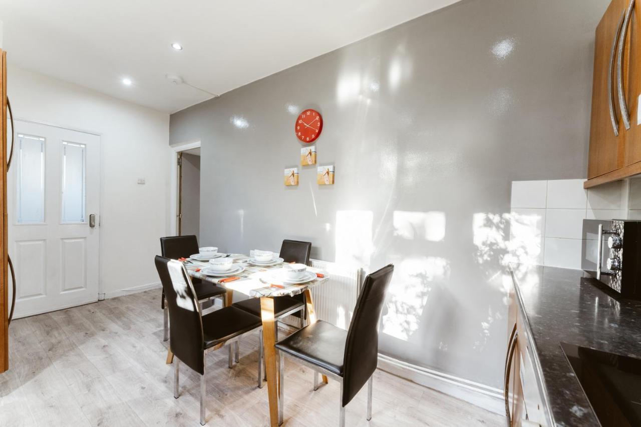 Guest house Stepney Beds To 24 *