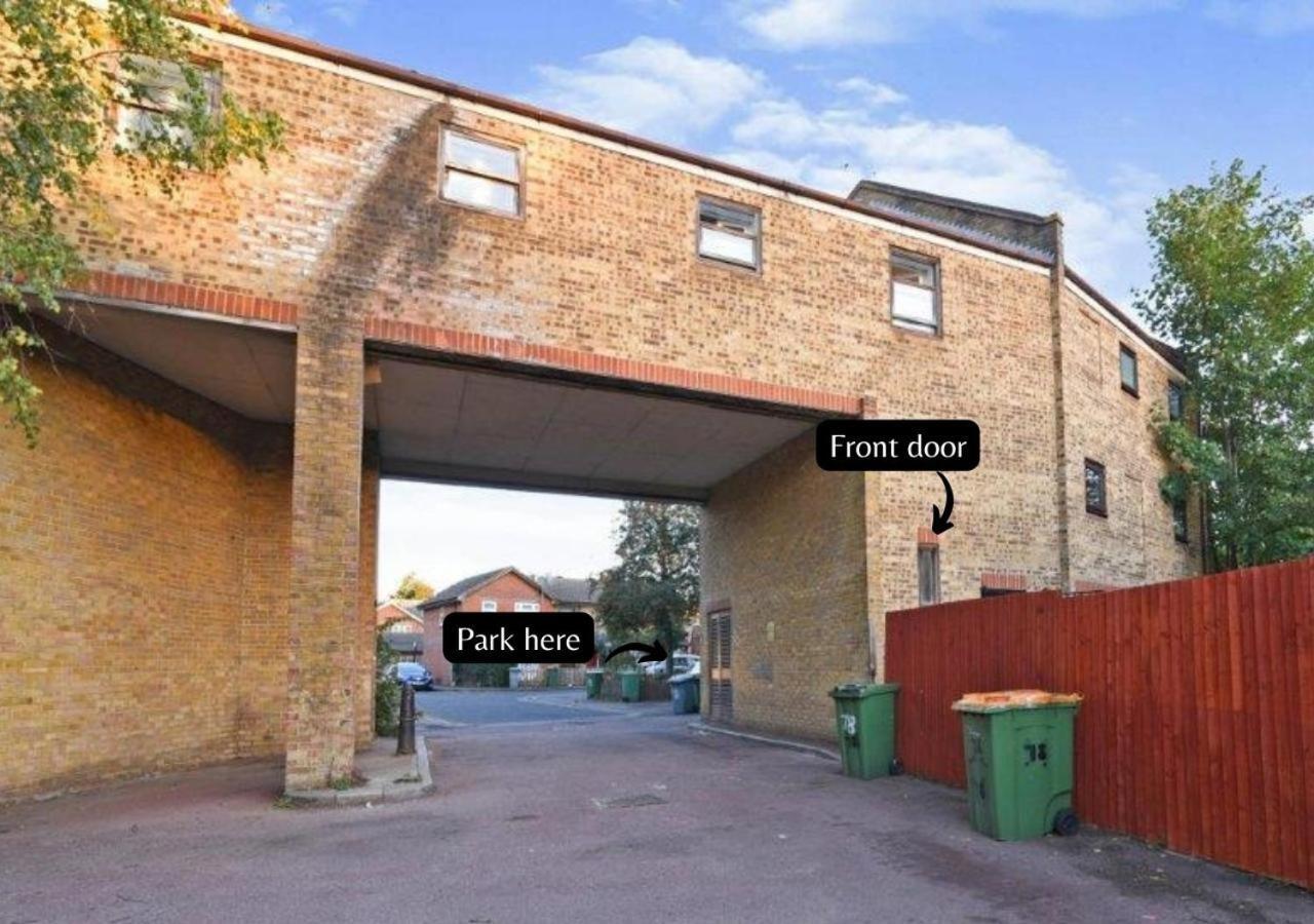 2 Bed Functional House Close To Manor Park Train Station Hébergement de vacances *