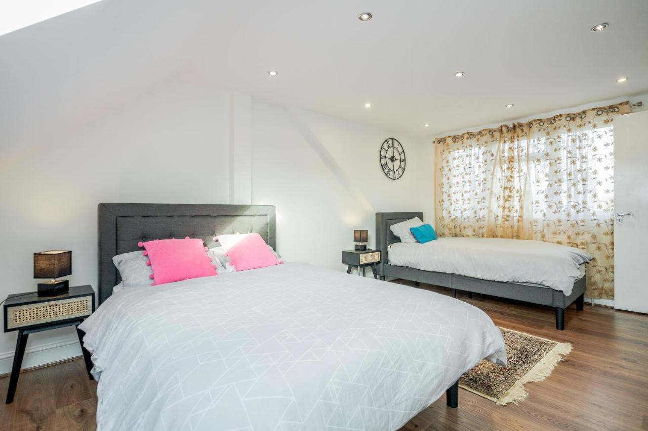 Entire Lovely Family With Parking, Wifi, Netflix, Self Check-in * London
