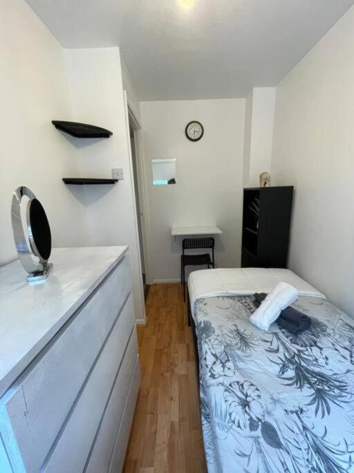 Appartamento Lovely 4 Bedroom 2 Bathroom Londra