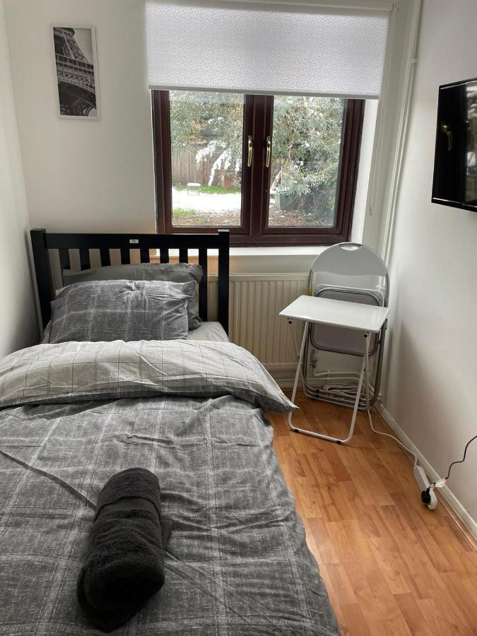 Lovely 4 Bedroom 2 Bathroom Appartamento Londra