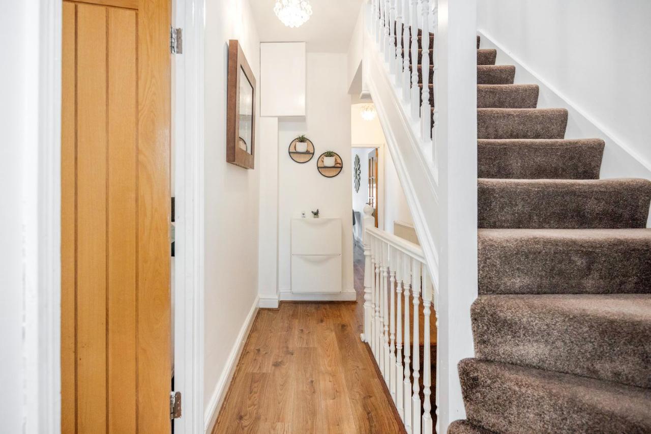 Entire Lovely Family With Parking, Wifi, Netflix, Self Check-in Apartment *