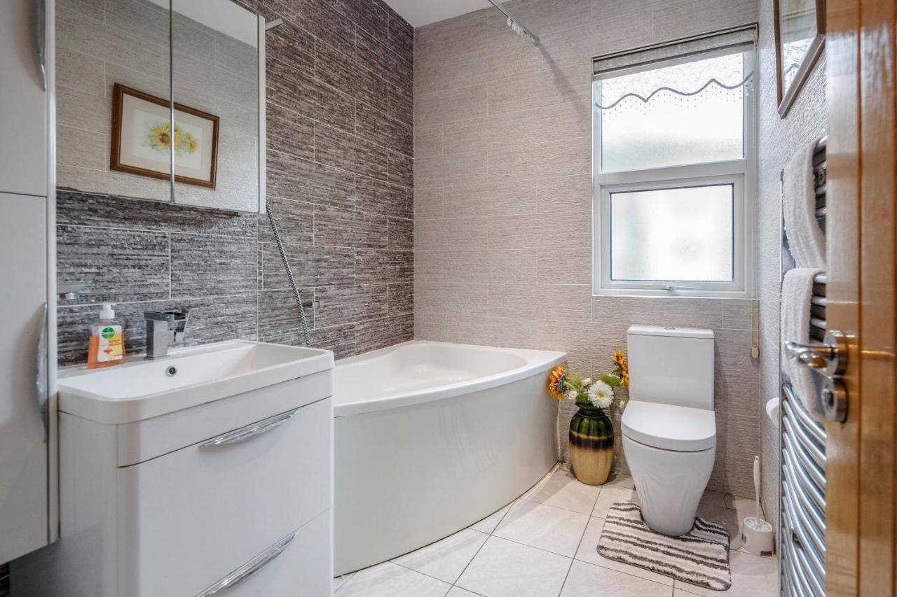 Entire Lovely Family With Parking, Wifi, Netflix, Self Check-in * London