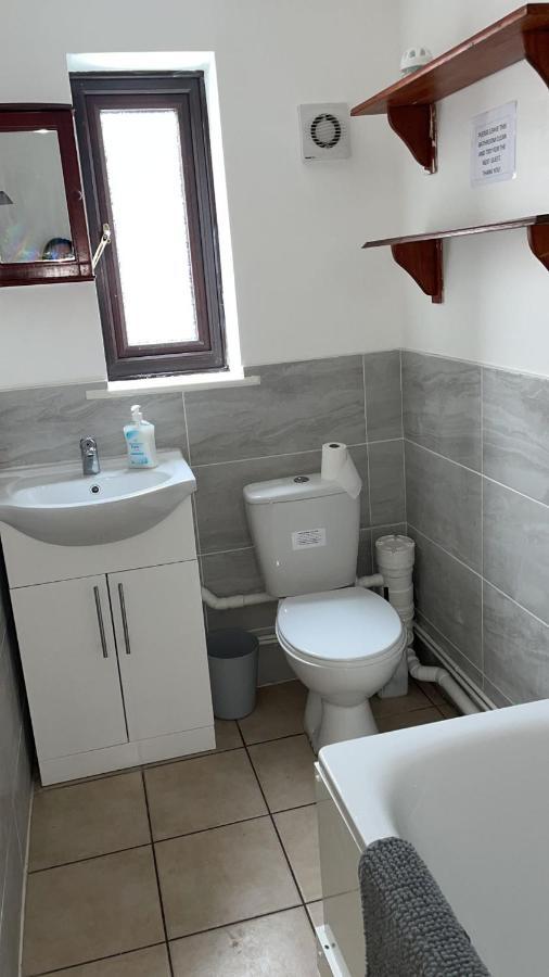 Lovely 4 Bedroom 2 Bathroom Londra