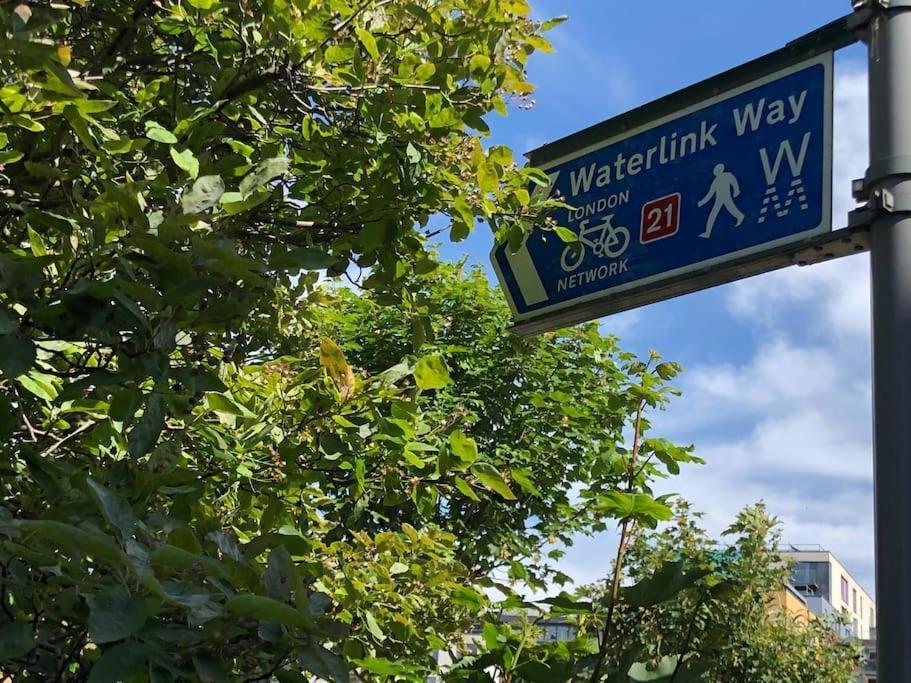 Morden Flat Close To Dlr Station With Free Parking Lägenhet London