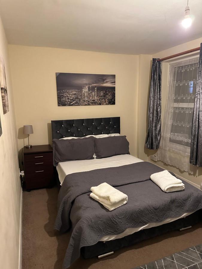 Amazing And Lovely 2- Bedroom First Floor Flat Lägenhet London