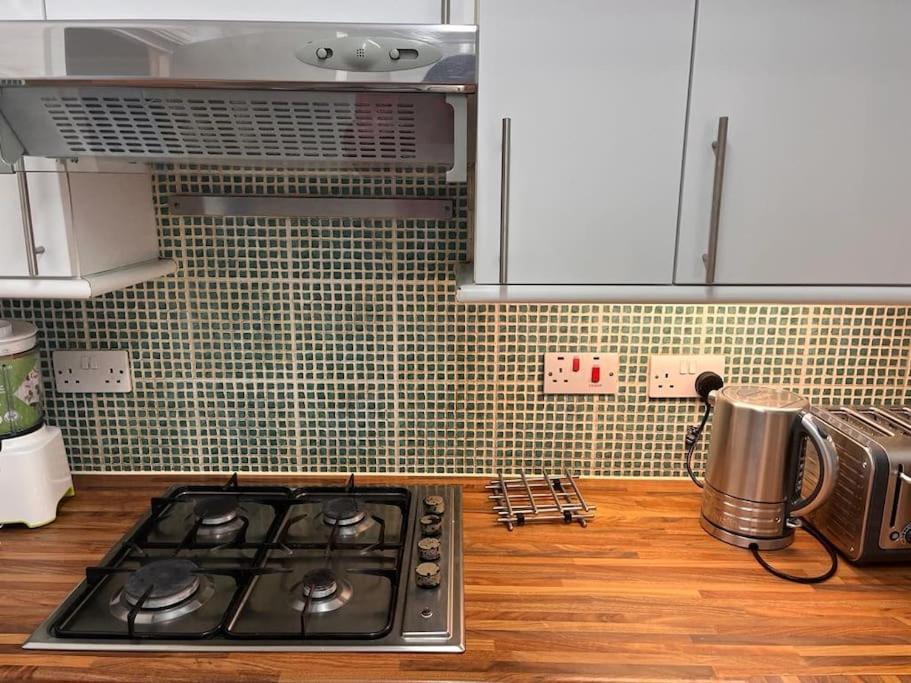 2 Bed Flat In Canning Town Apartment