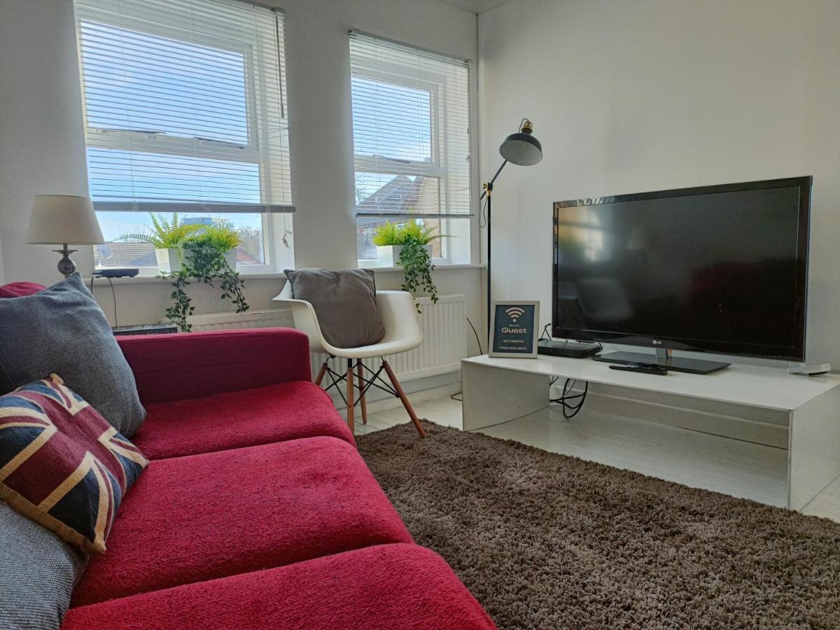2 Bed Functional House Close To Manor Park Train Station Hébergement de vacances