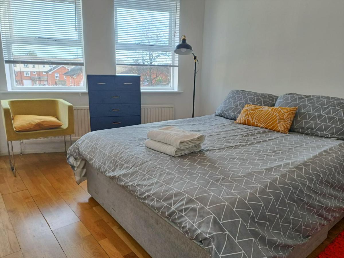 2 Bed Functional House Close To Manor Park Train Station Hébergement de vacances *