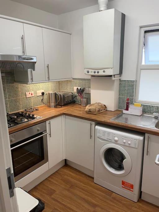 2 Bed Flat In Canning Town Apartment
