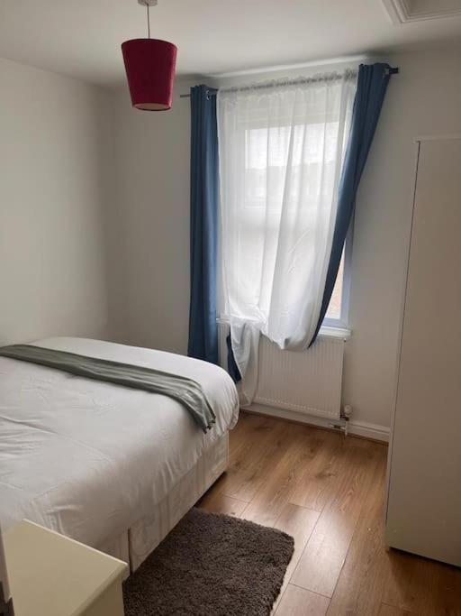 2 Bed Flat In Canning Town Apartment London