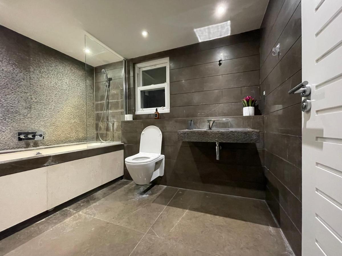 Spacious 4br, 2ba London