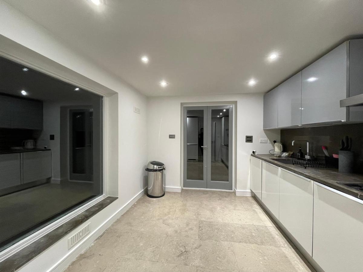 Spacious 4br, 2ba Feriehus