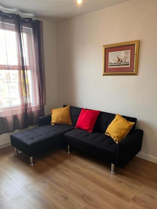 2 Bed Flat In Canning Town Apartment *