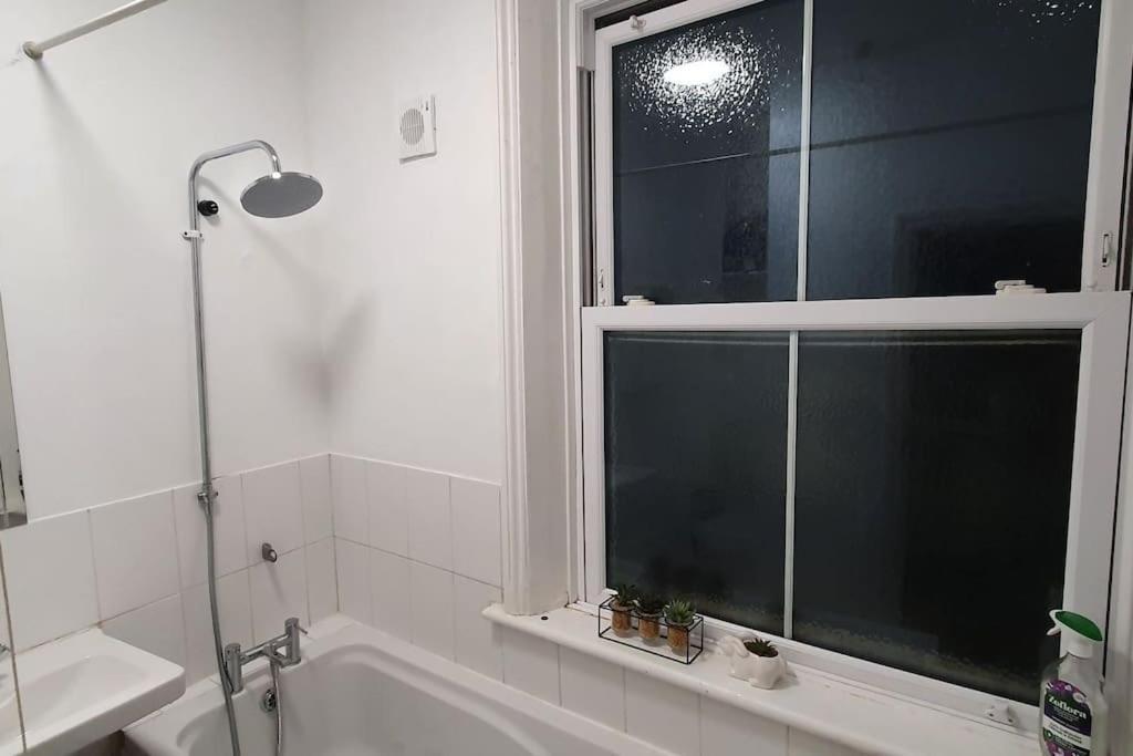 2 Bedroom Flat In Lewisham Sleep 8 Guest * Londra